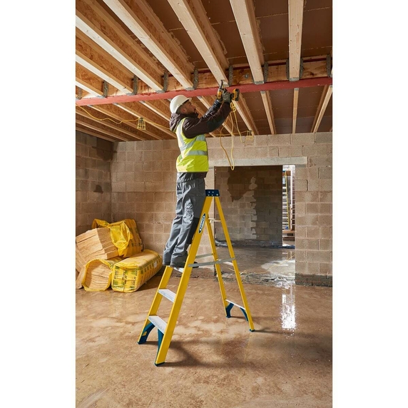 Werner Fibreglass Swingback Stepladder - 6 Tread