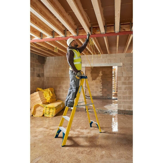 Werner Fibreglass Swingback Stepladder - 6 Tread