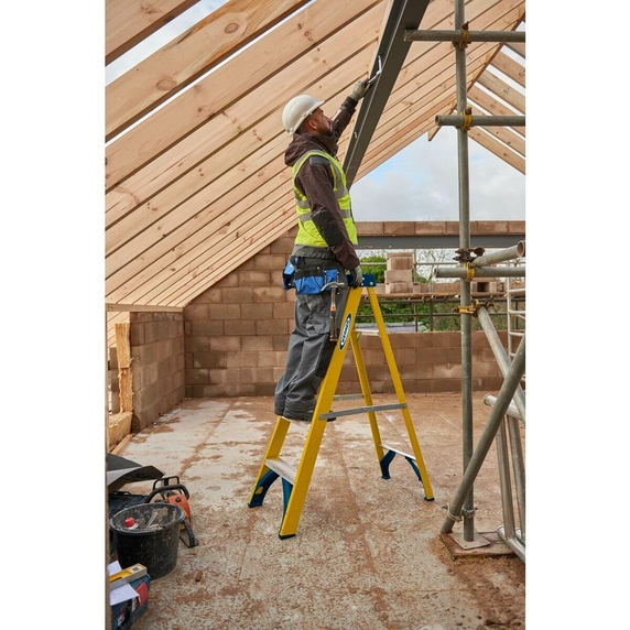 Werner Fibreglass Swingback Stepladder - 5 Tread
